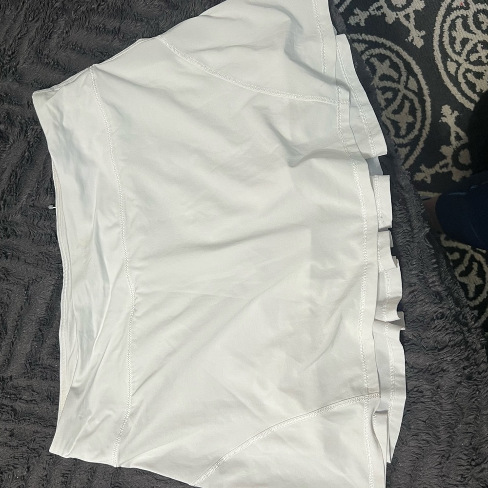 Women’s white lululemon skirt 10L